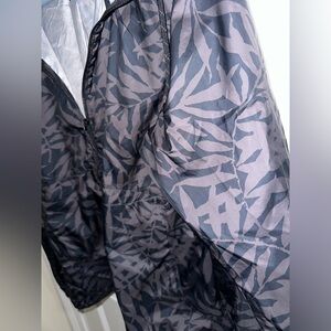 Women’s Columbia windbreaker. M. “Flash Forward” leaf print.